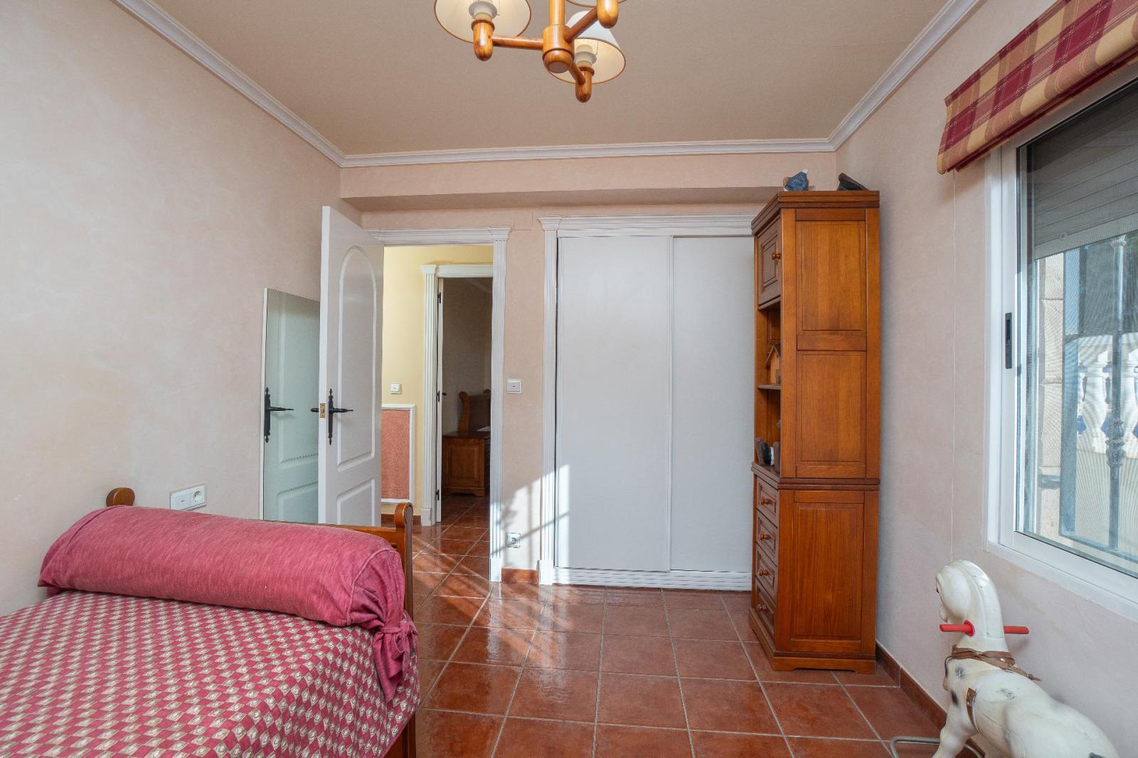 Chalet for Sale in Elche