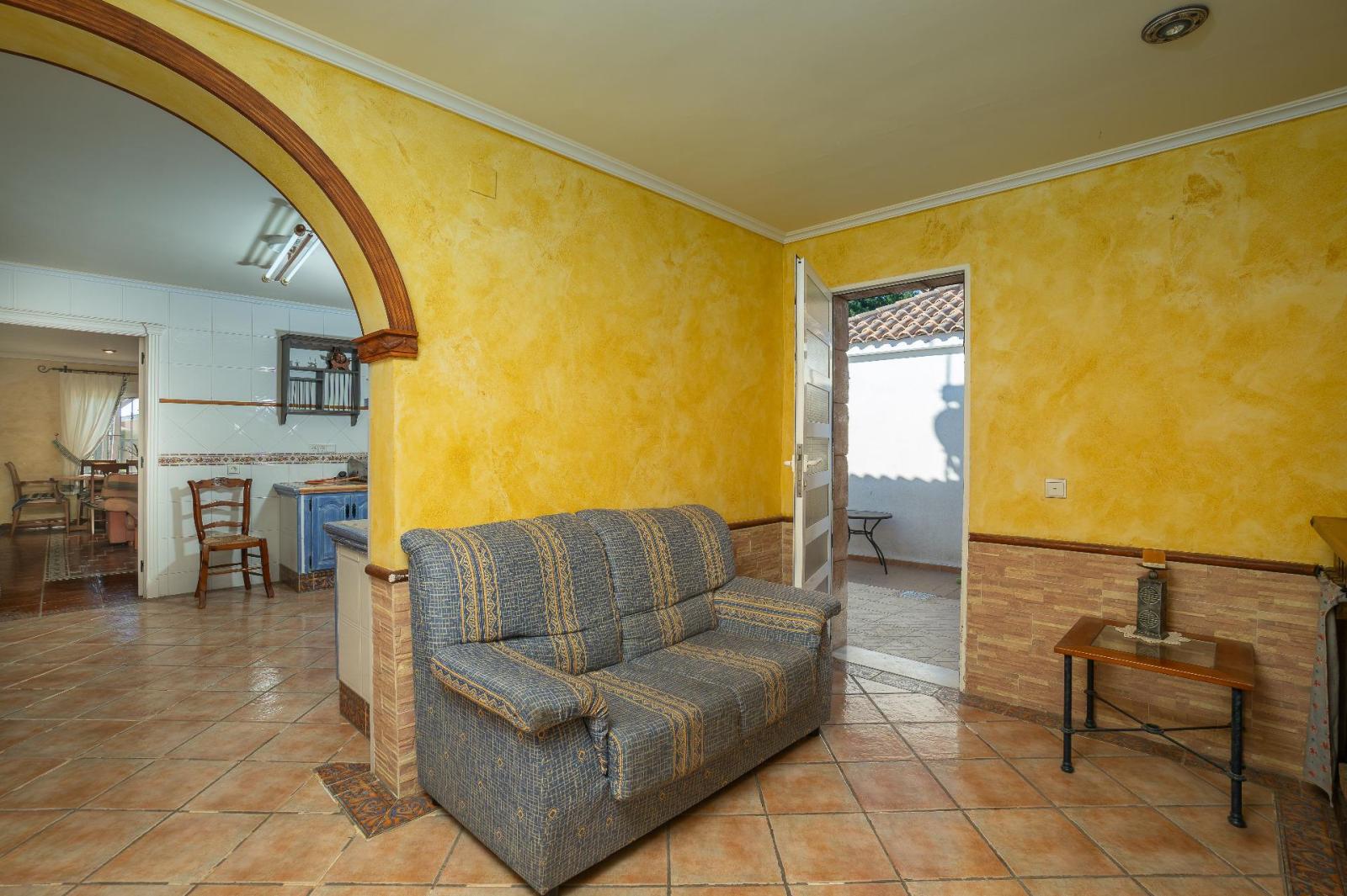 Chalet for Sale in Elche