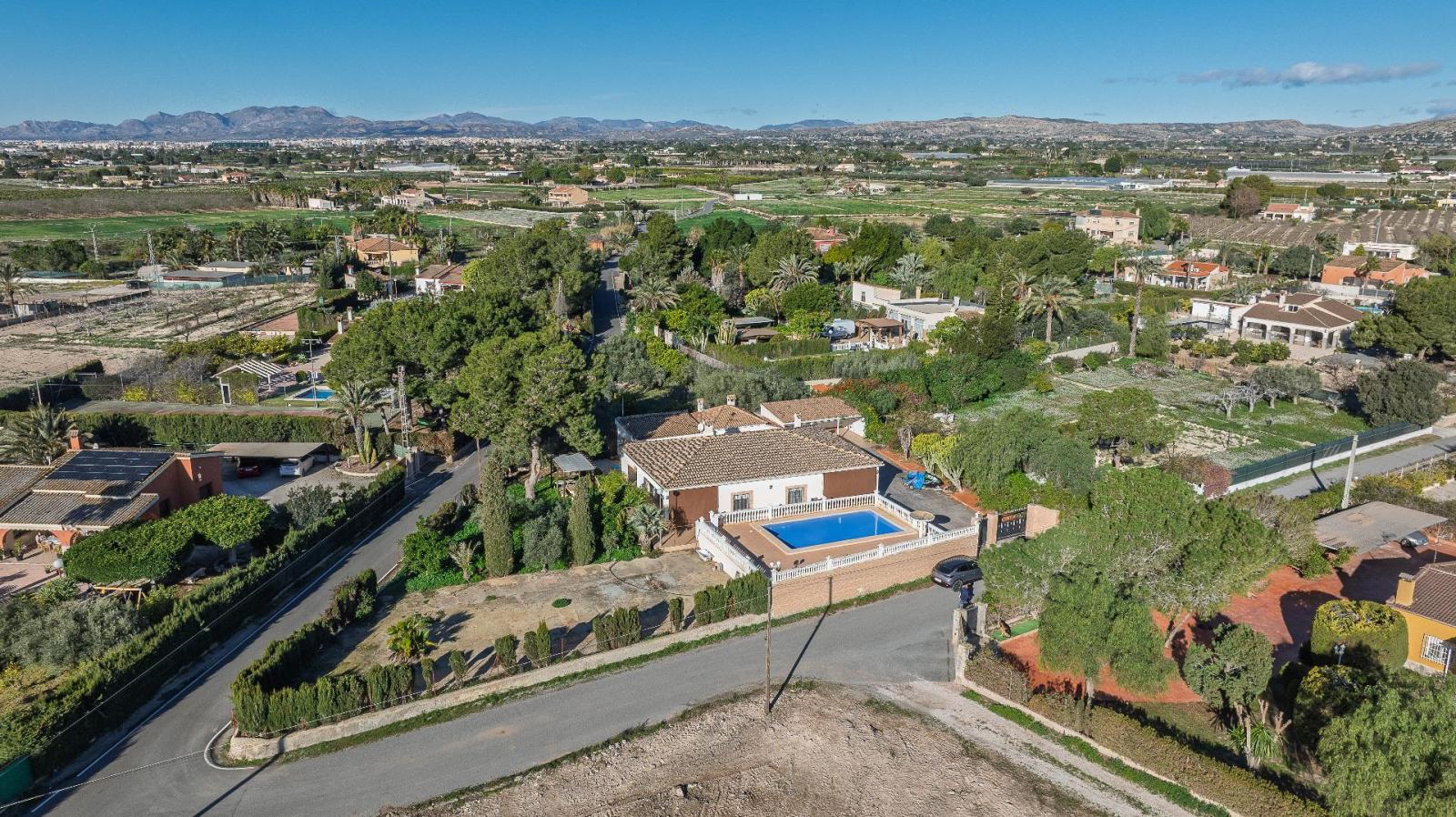 Chalet for Sale in Elche