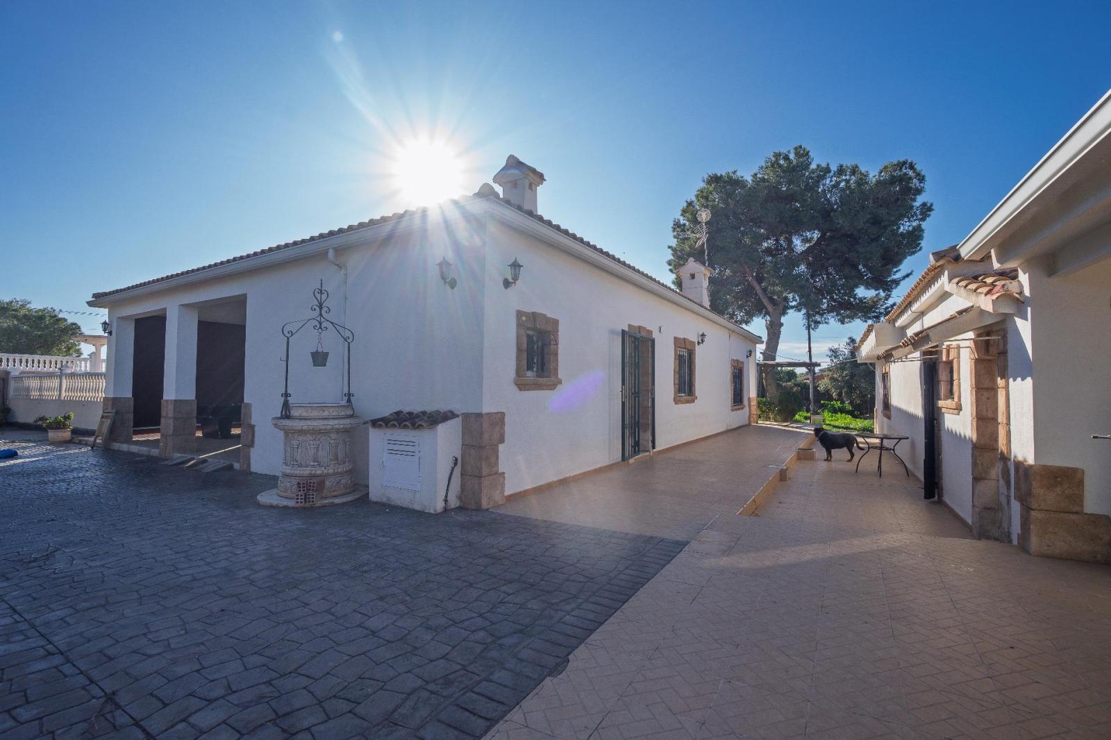 Chalet for Sale in Elche
