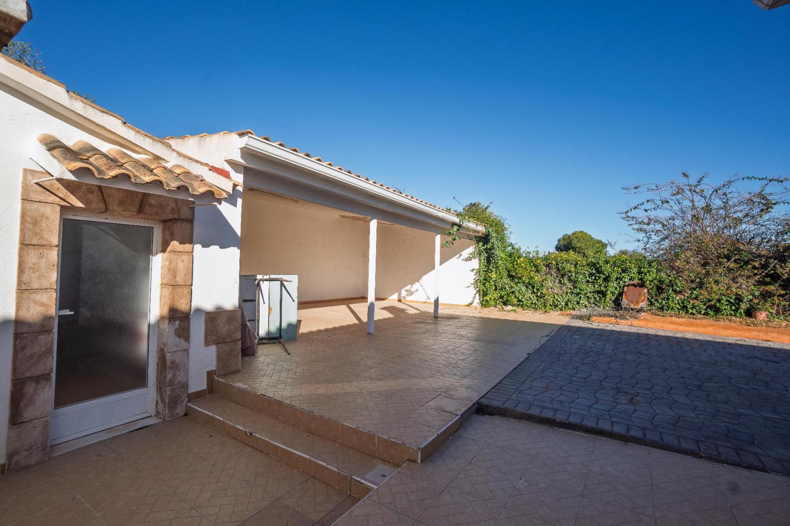 Chalet for Sale in Elche