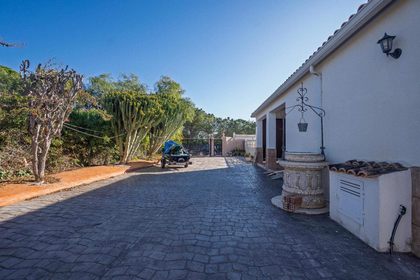 Chalet for Sale in Elche