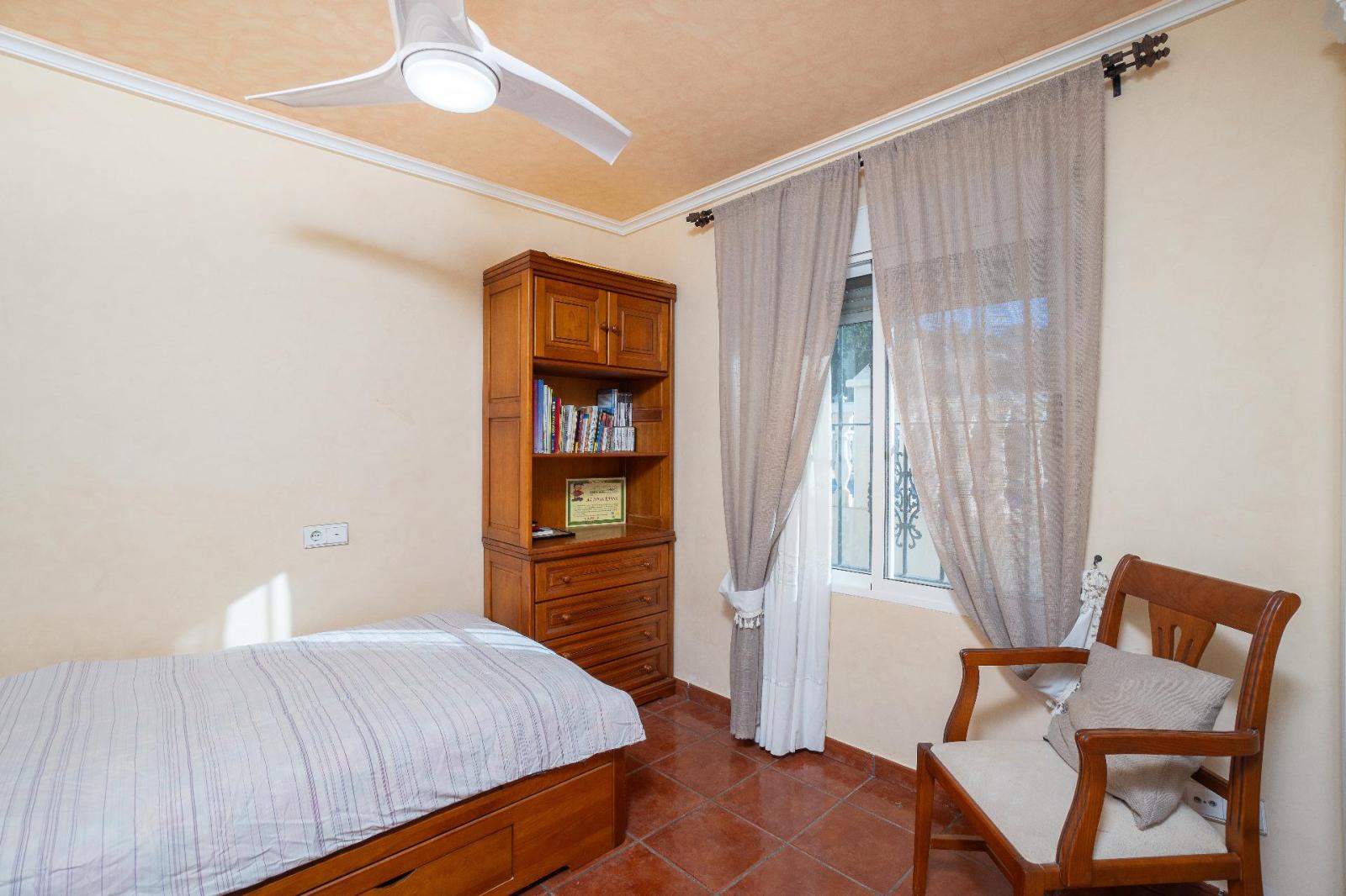 Chalet for Sale in Elche