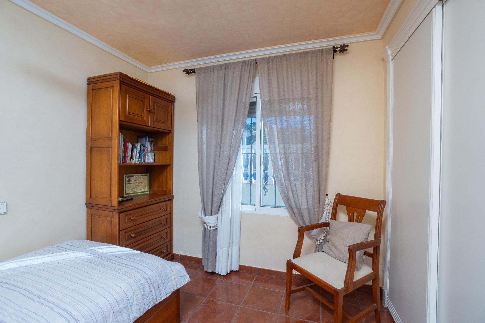 Chalet for Sale in Elche