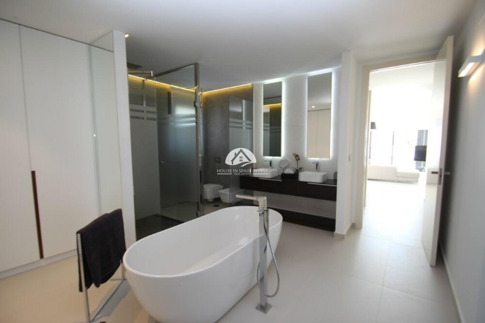 Villa for Sale in San Miguel de Salinas