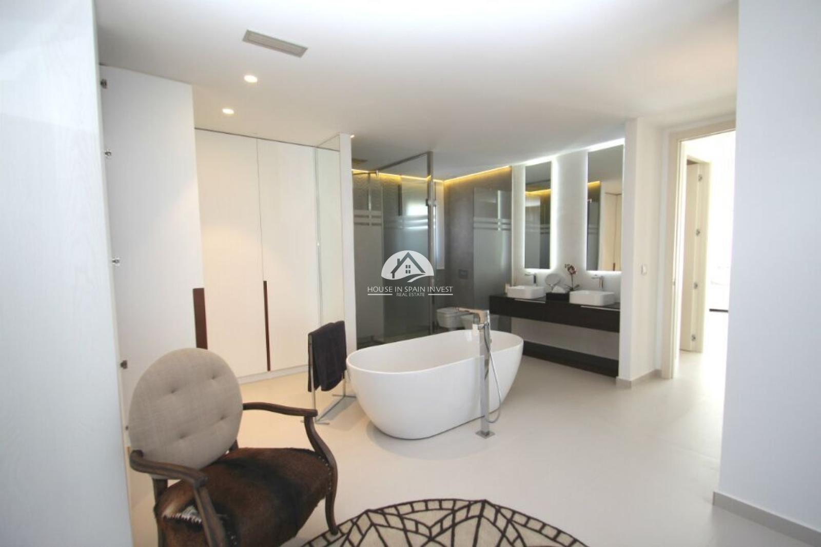 Villa for Sale in San Miguel de Salinas