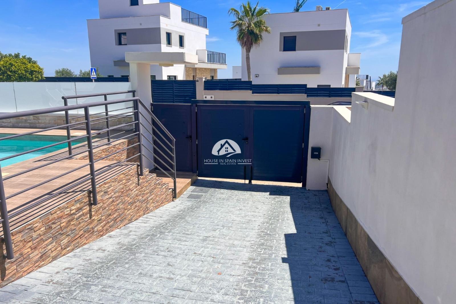 Villa for Sale in San Miguel de Salinas