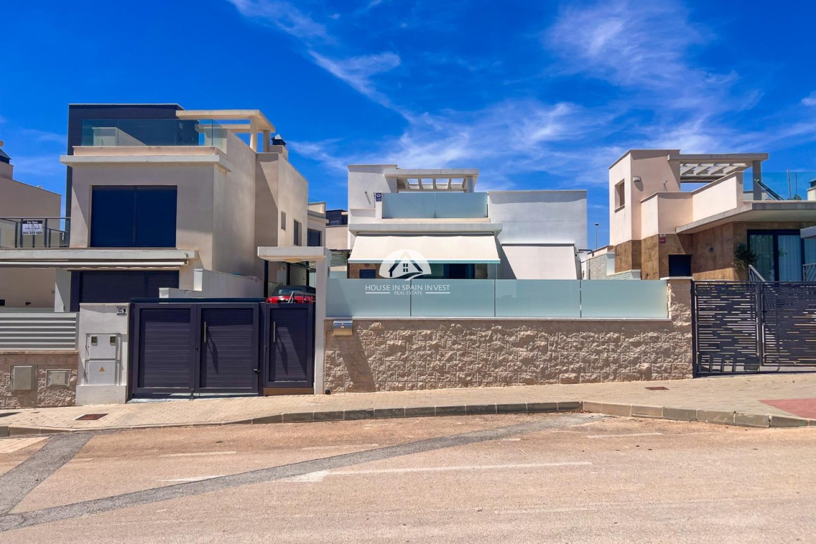 Villa for Sale in San Miguel de Salinas