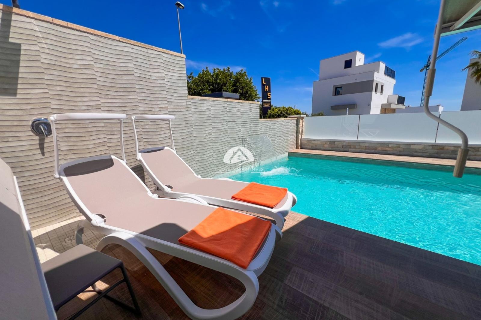 Villa for Sale in San Miguel de Salinas