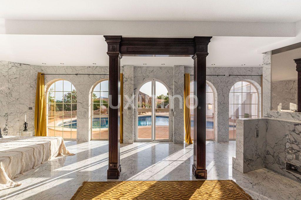 Chalet for Sale in Altea