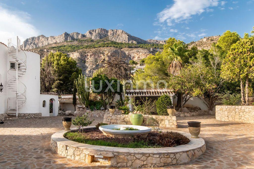Chalet for Sale in Altea