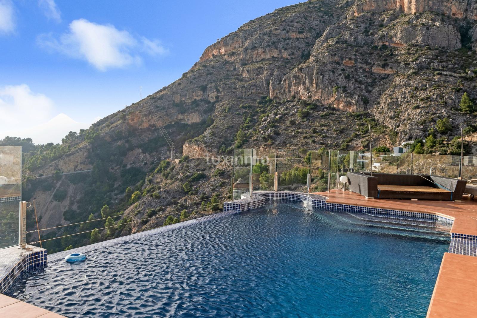 Chalet for Sale in Altea