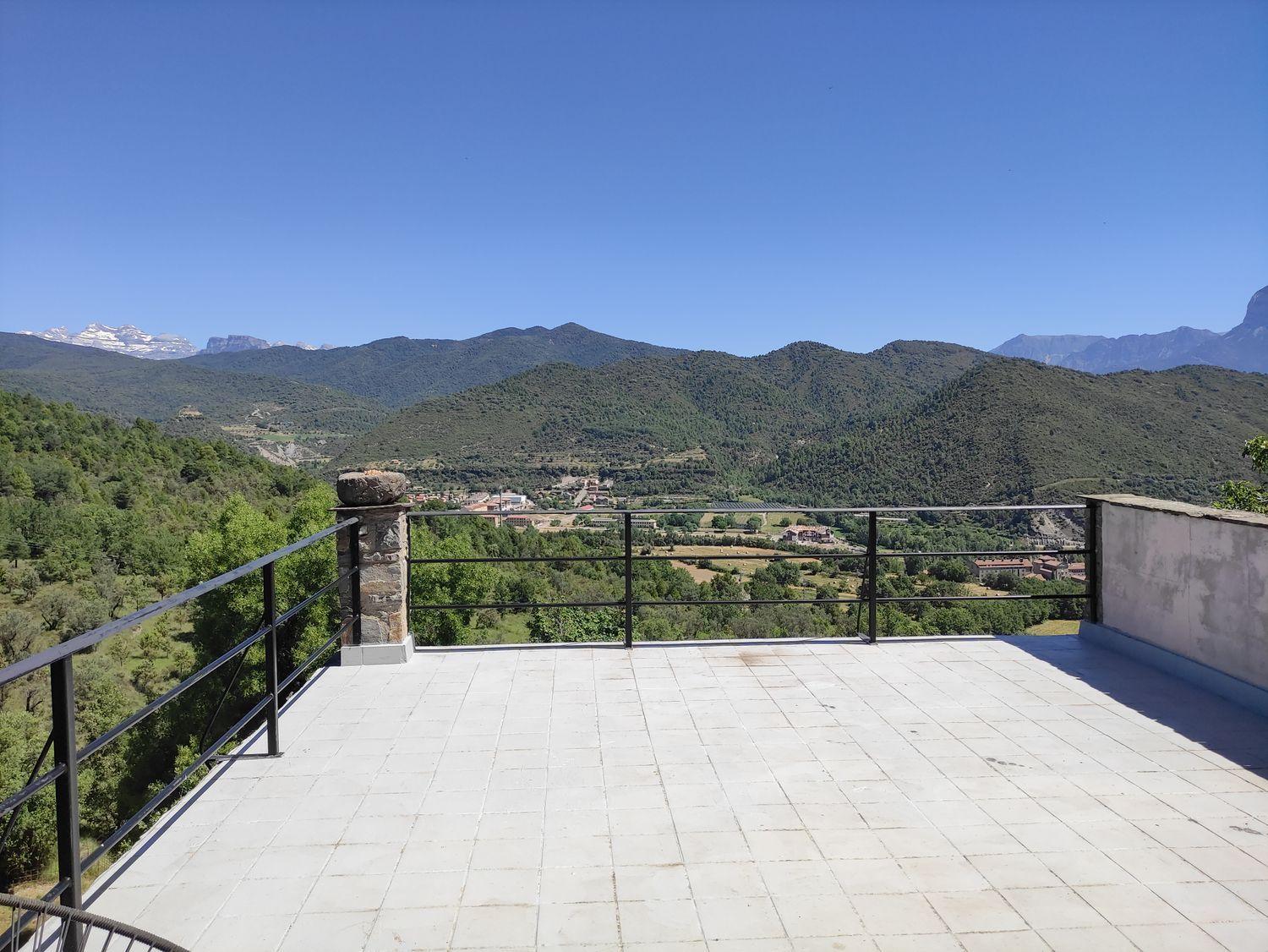 Villa for Sale in Boltaña