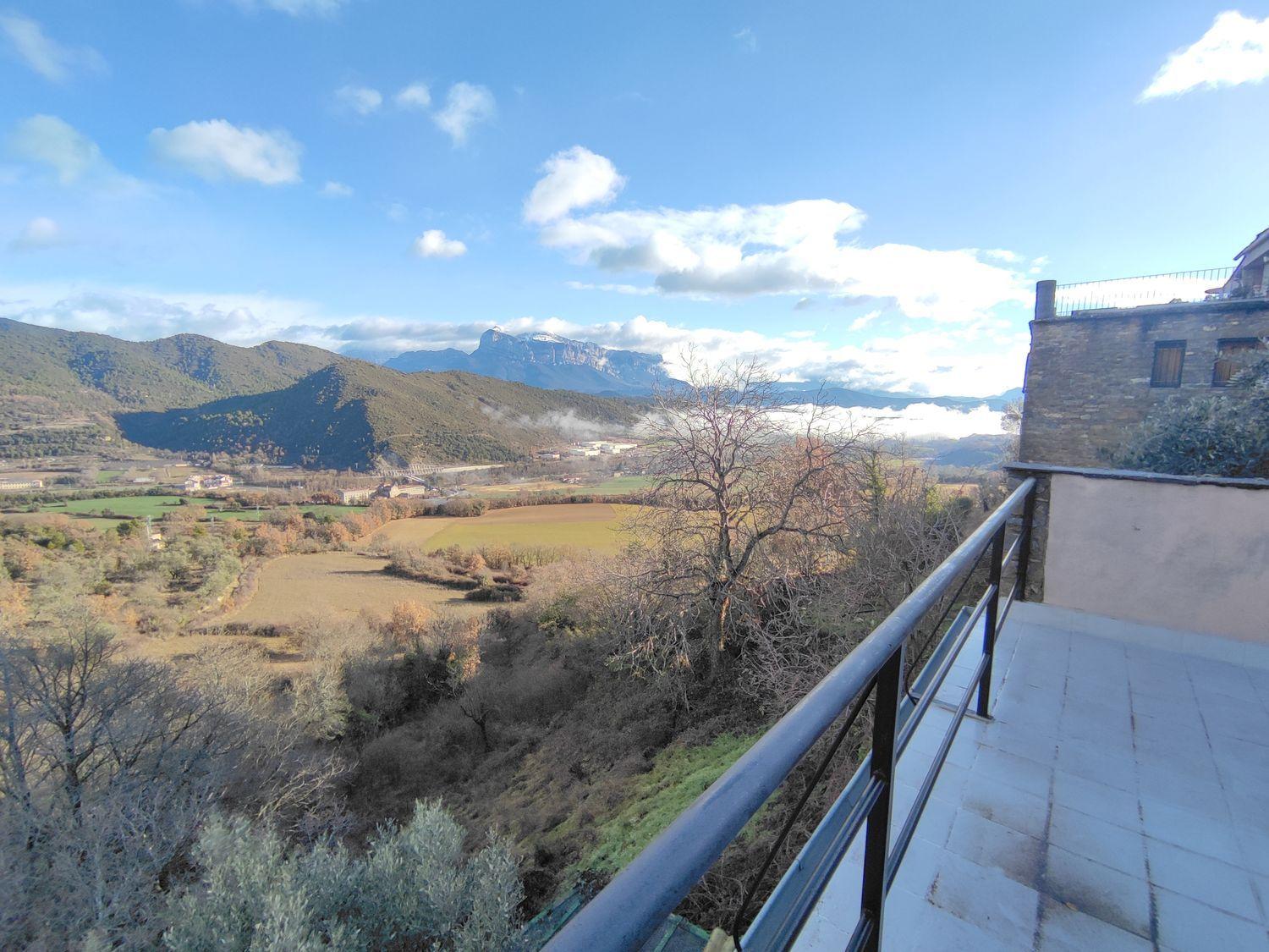 Villa for Sale in Boltaña