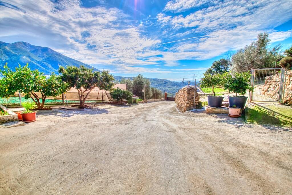 House for Sale in Alcaucín