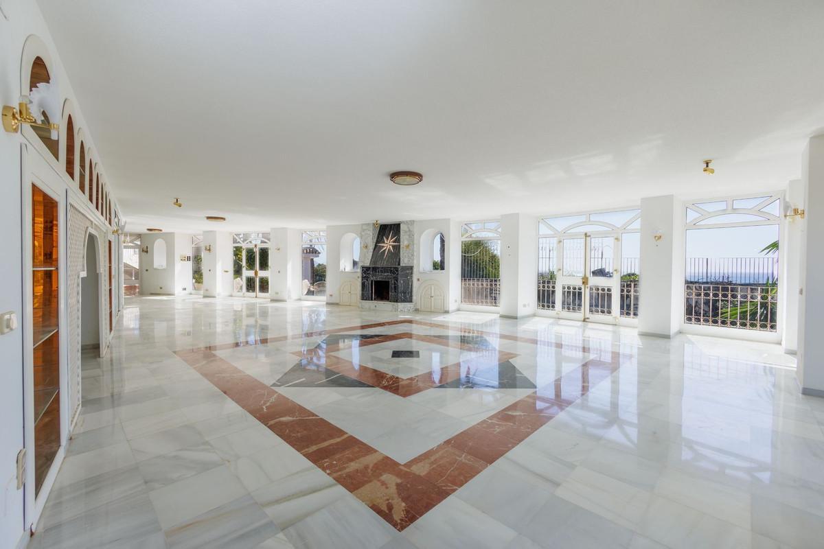 Villa for Sale in Benalmádena
