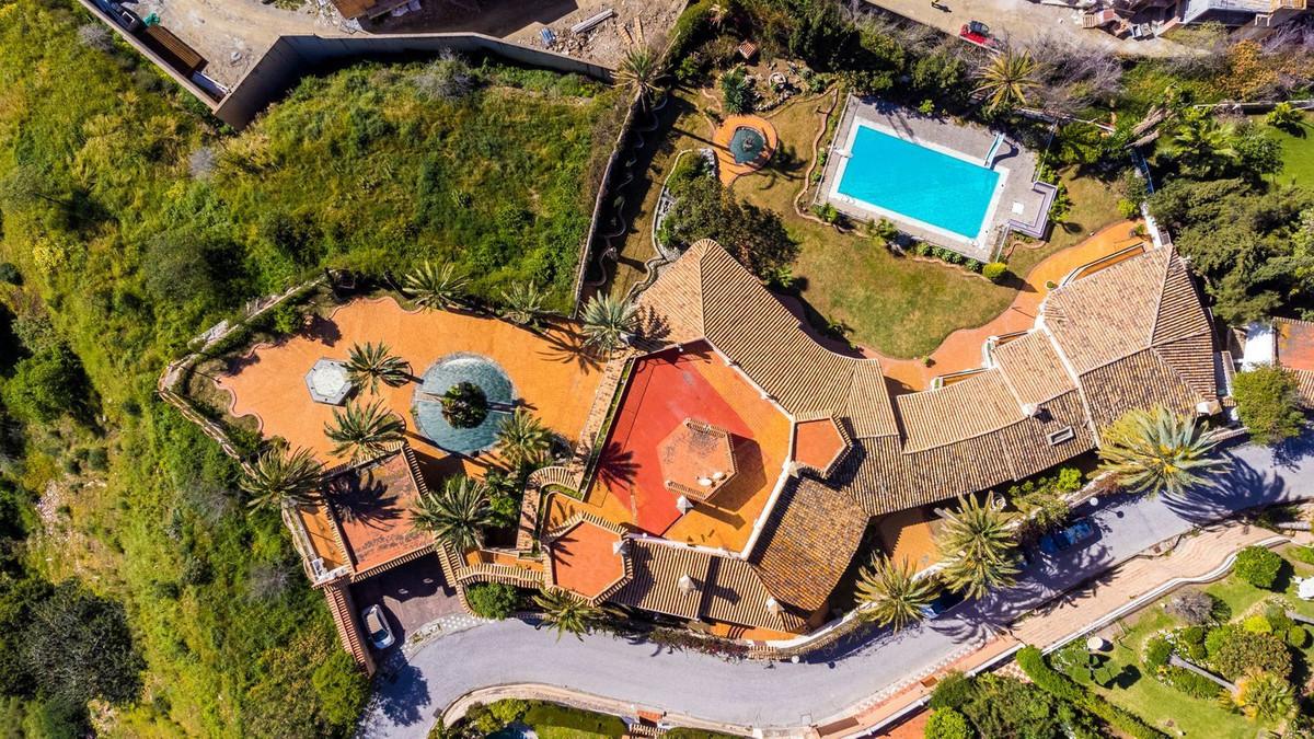 Villa for Sale in Benalmádena