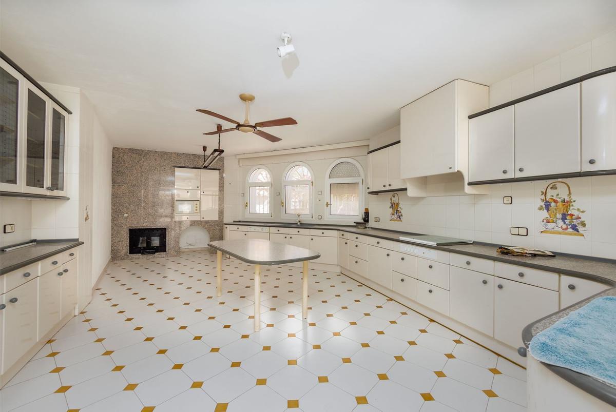 Villa for Sale in Benalmádena