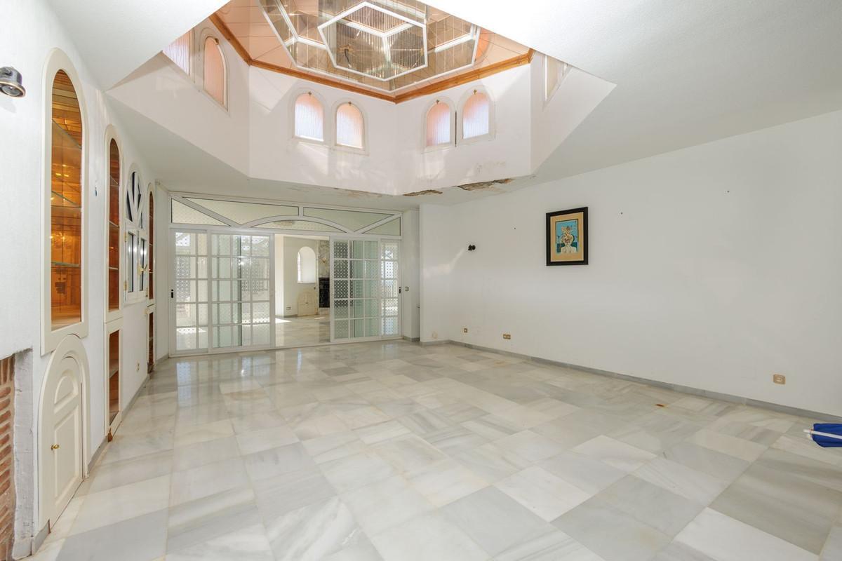 Villa for Sale in Benalmádena