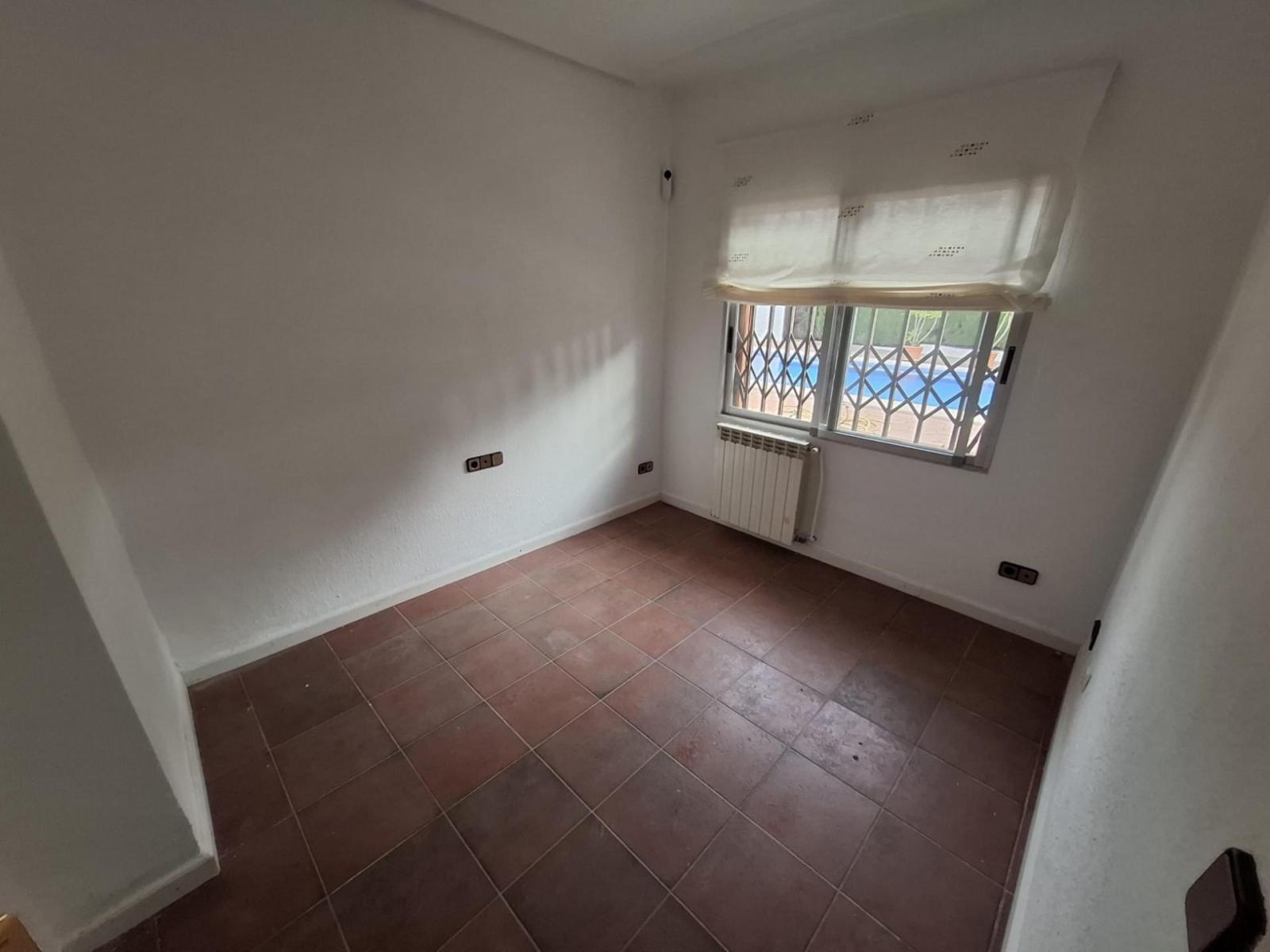 Chalet for Sale in Paterna