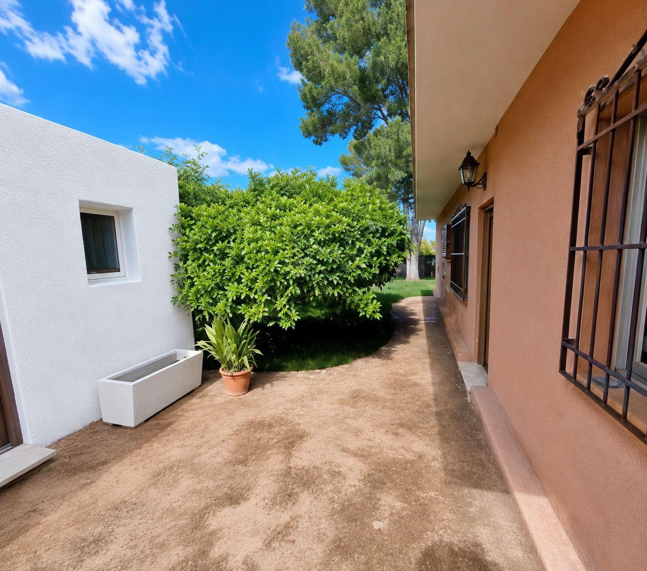 Chalet for Sale in Paterna