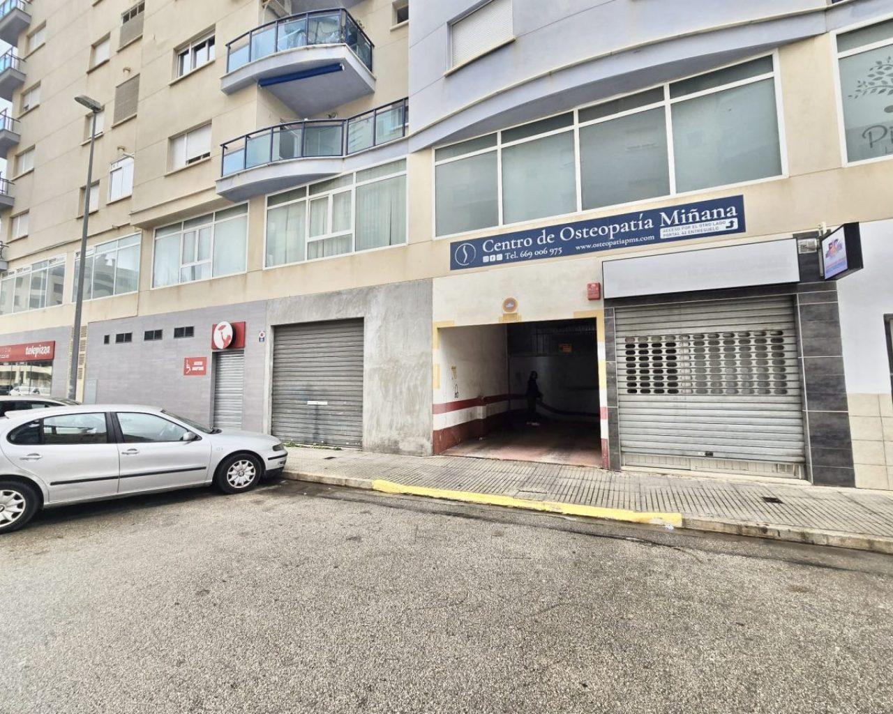 Garage for Sale in Oliva