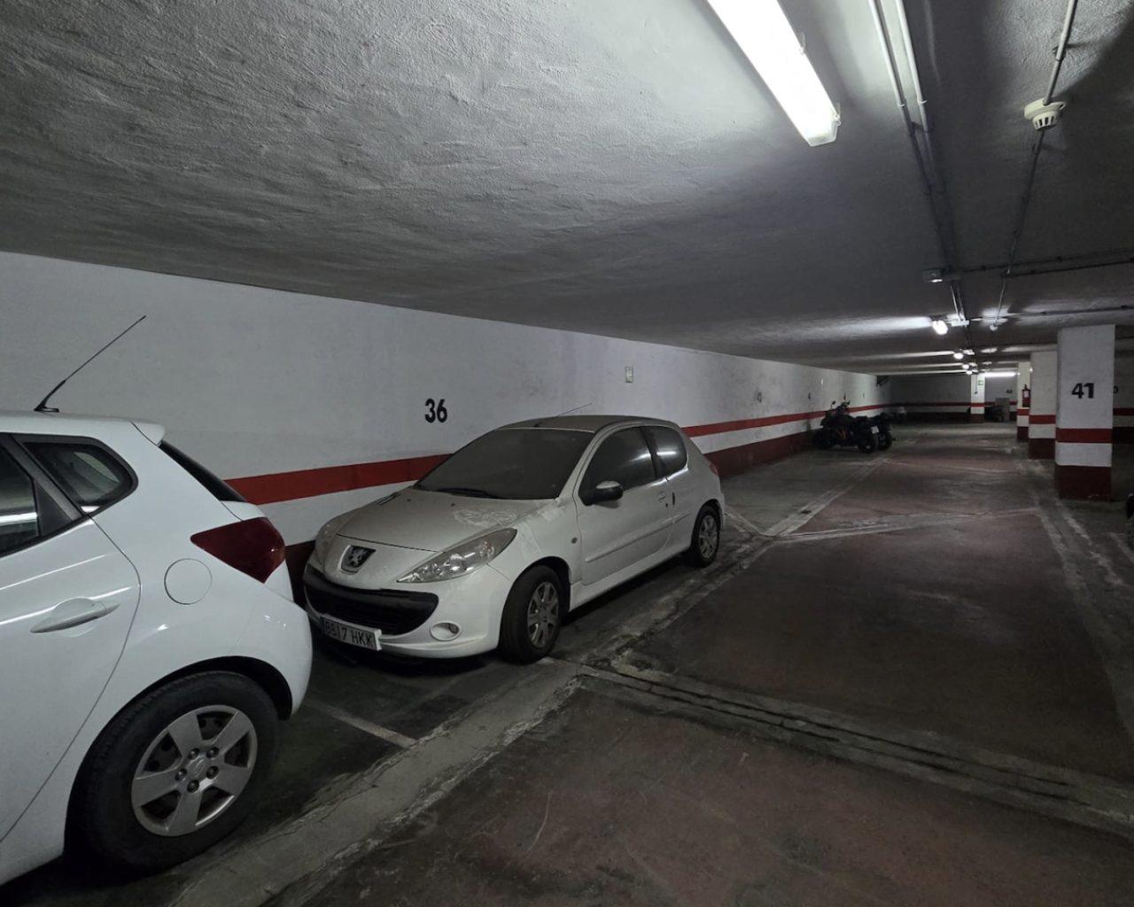 Garage for Sale in Oliva