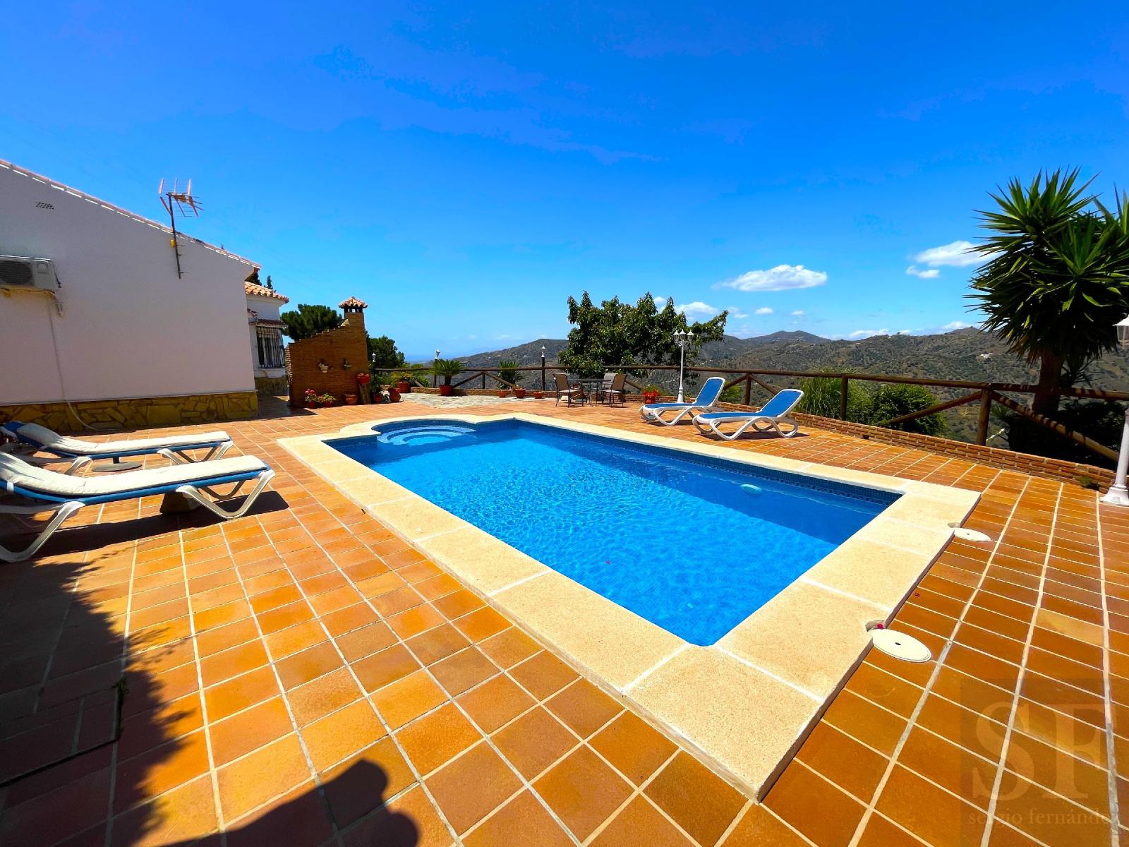 Villa for Sale in Sayalonga