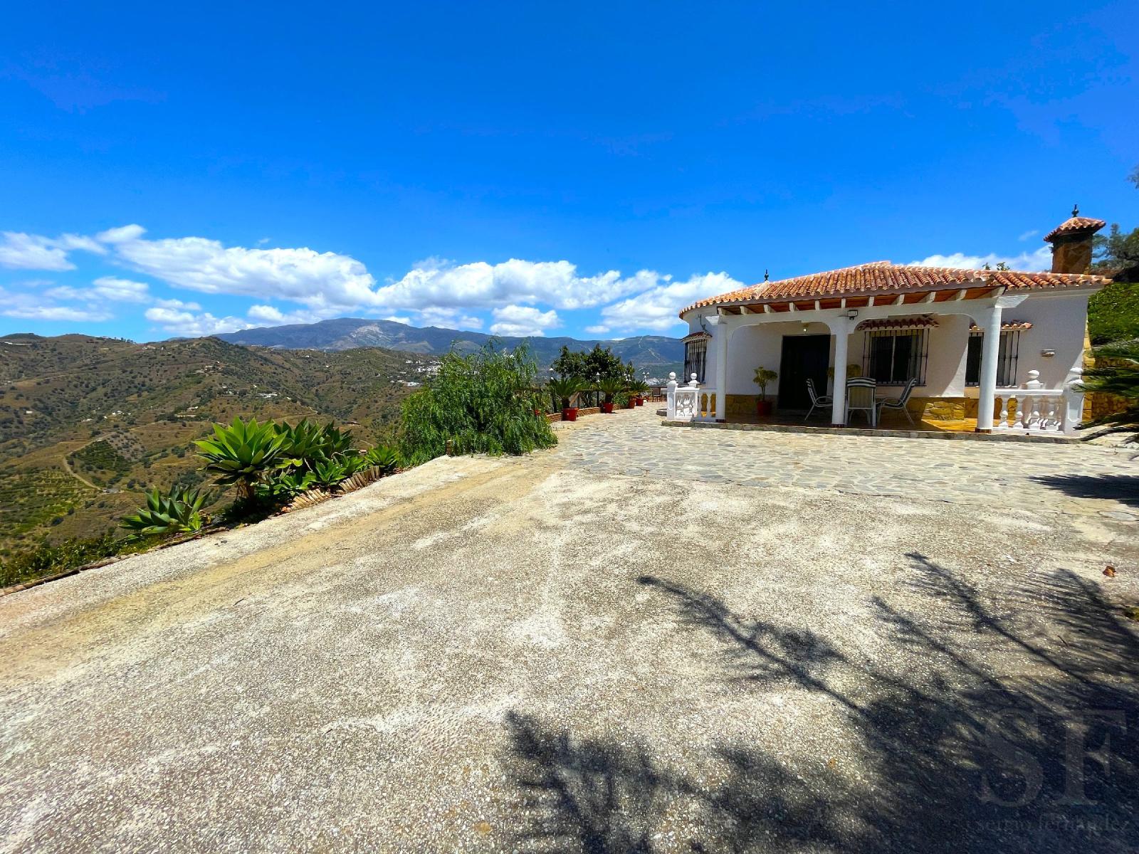 Villa for Sale in Sayalonga