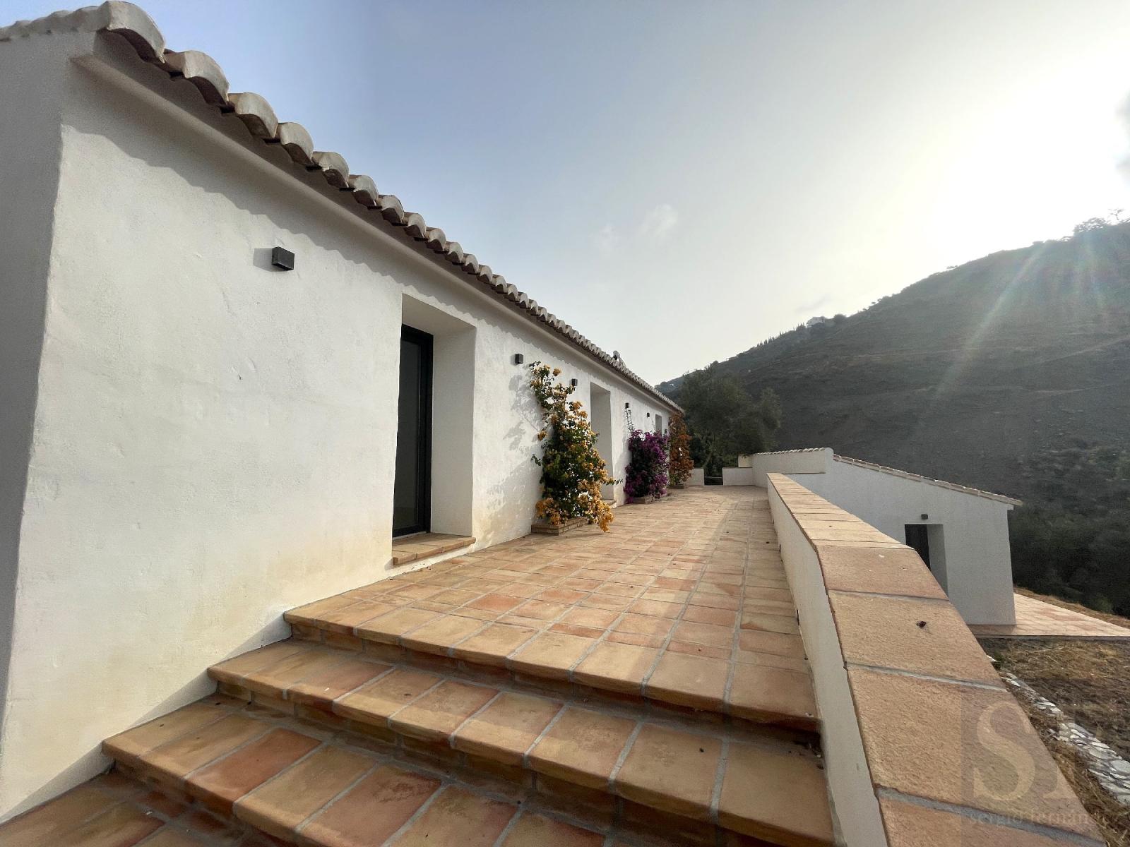 Villa for Sale in Sayalonga
