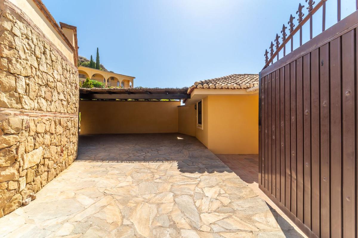 Villa for Sale in Benalmádena