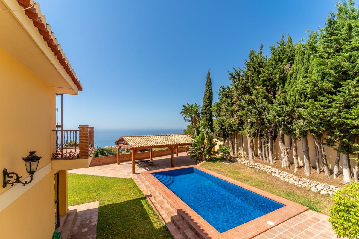 Villa for Sale in Benalmádena