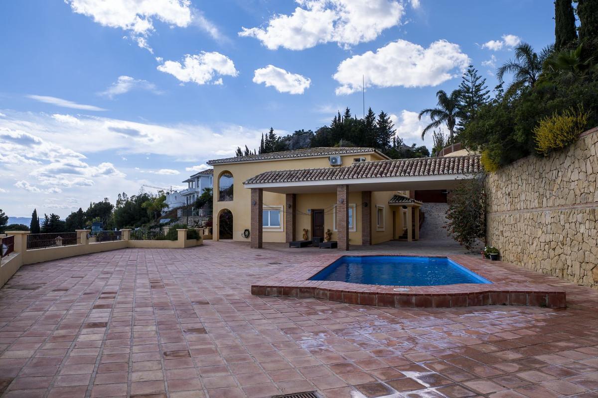 Villa for Sale in Benalmádena