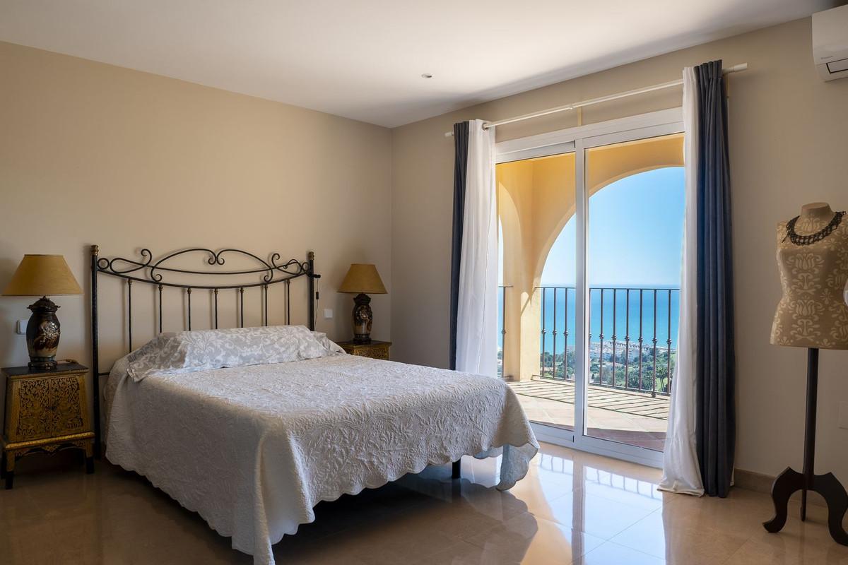 Villa for Sale in Benalmádena