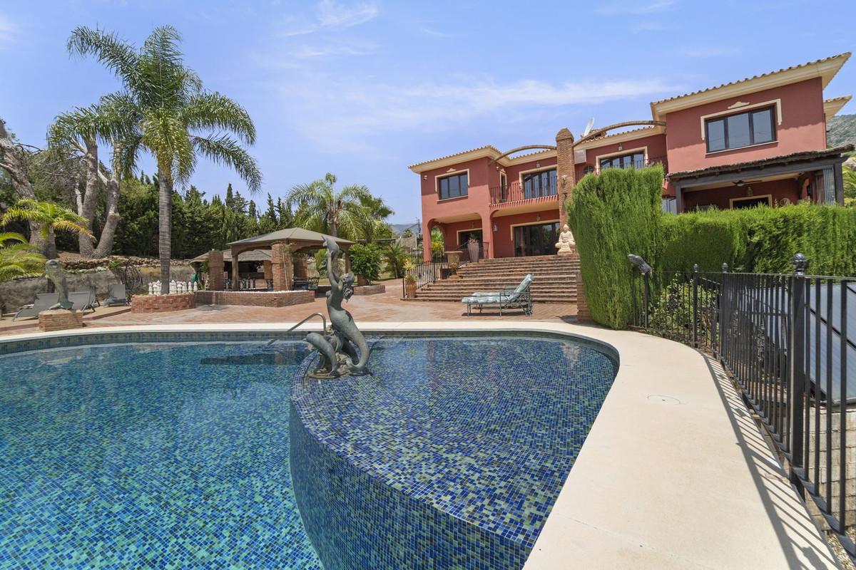 Villa for Sale in Benalmádena