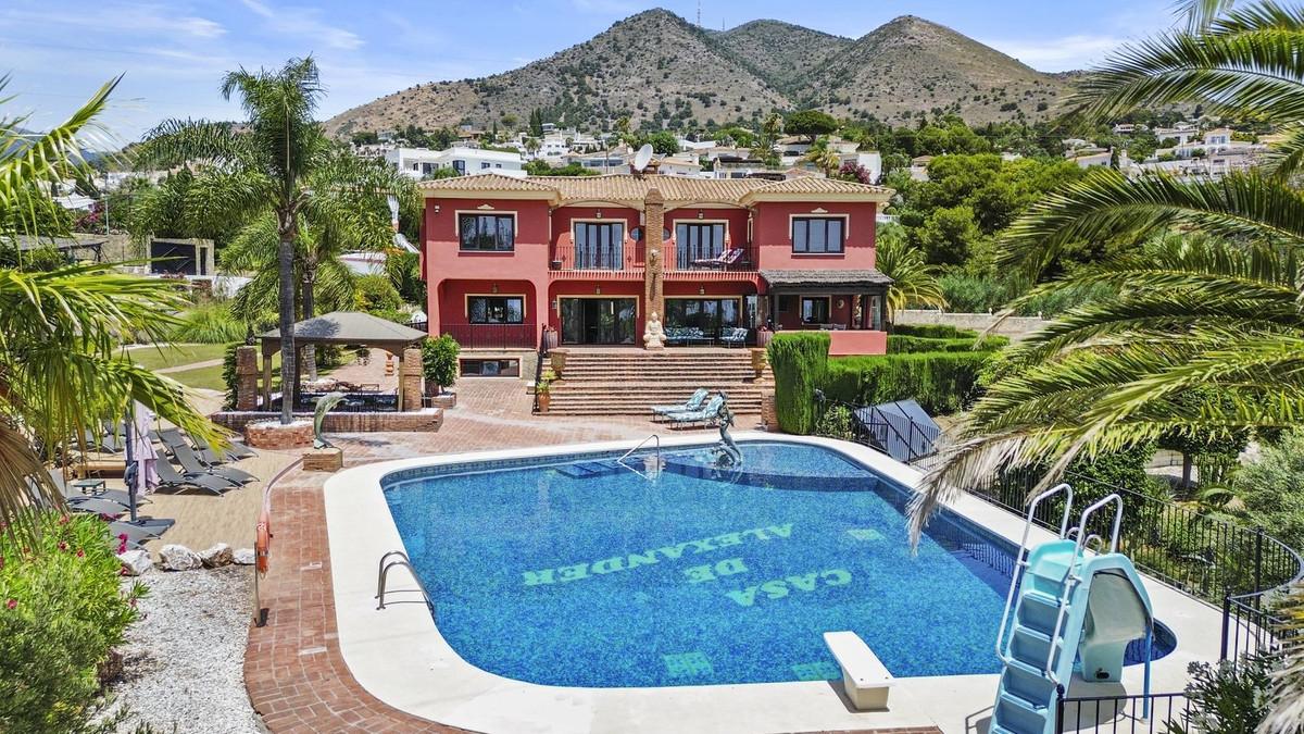 Villa for Sale in Benalmádena