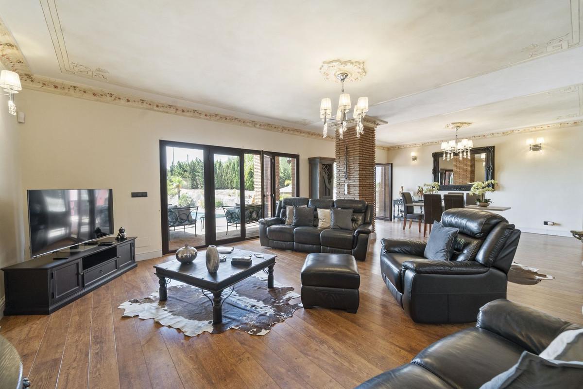 Villa for Sale in Benalmádena
