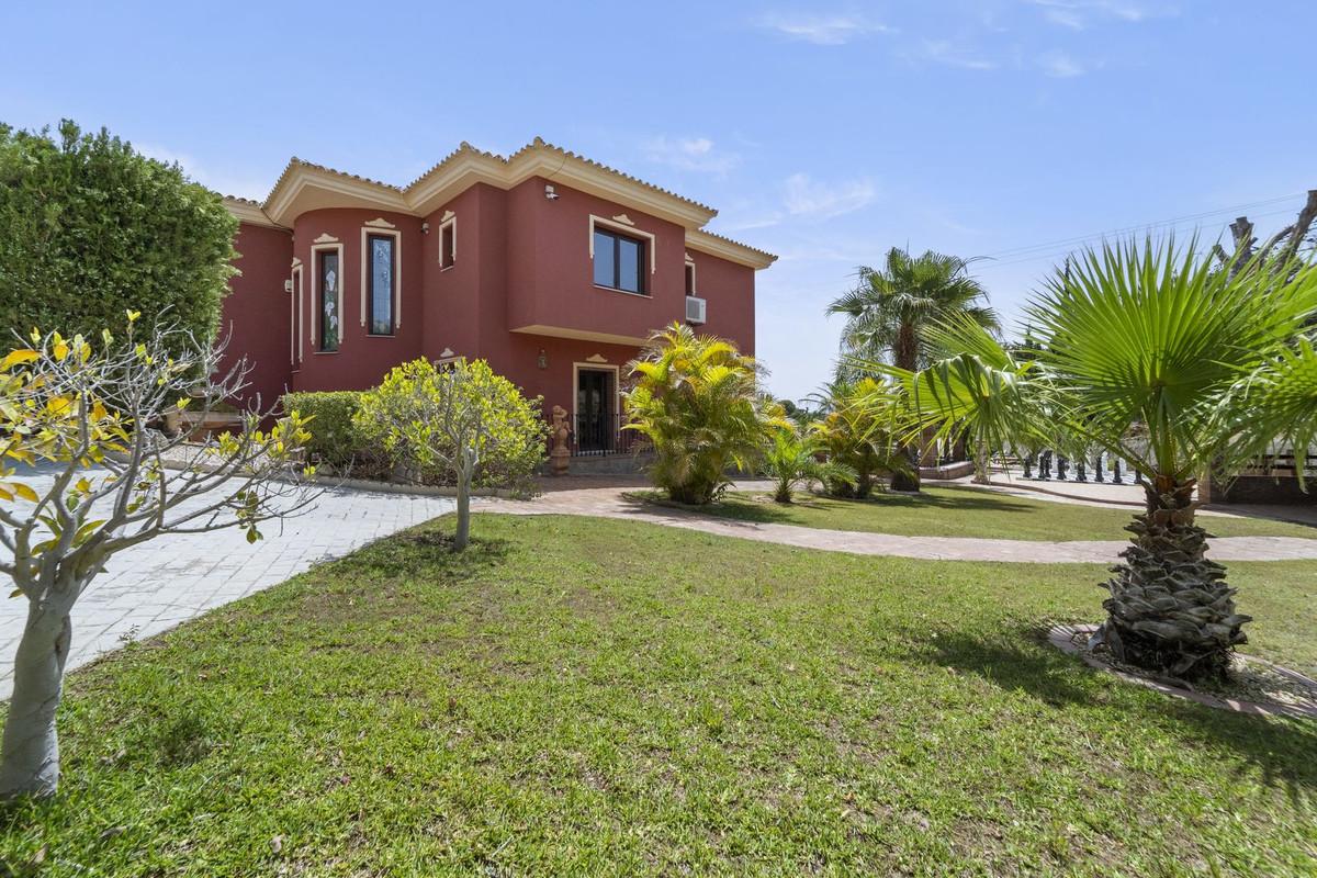Villa for Sale in Benalmádena