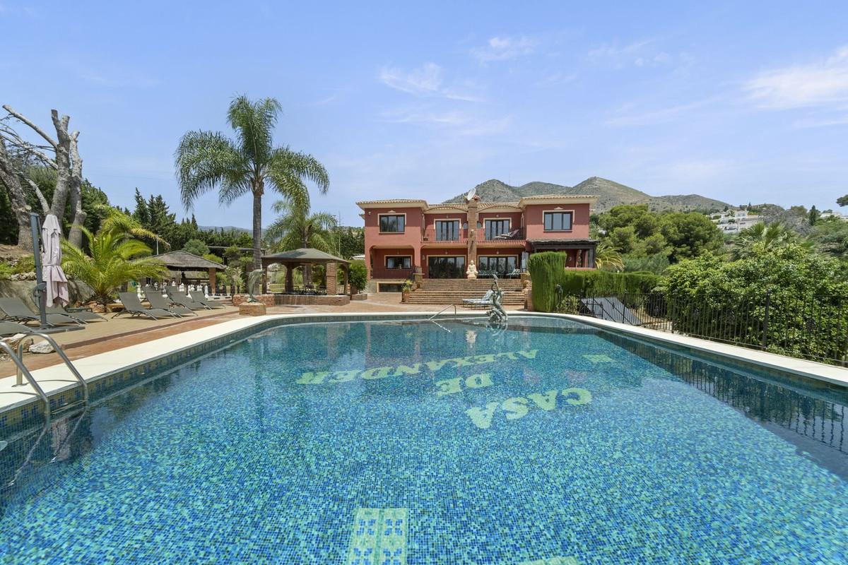 Villa for Sale in Benalmádena