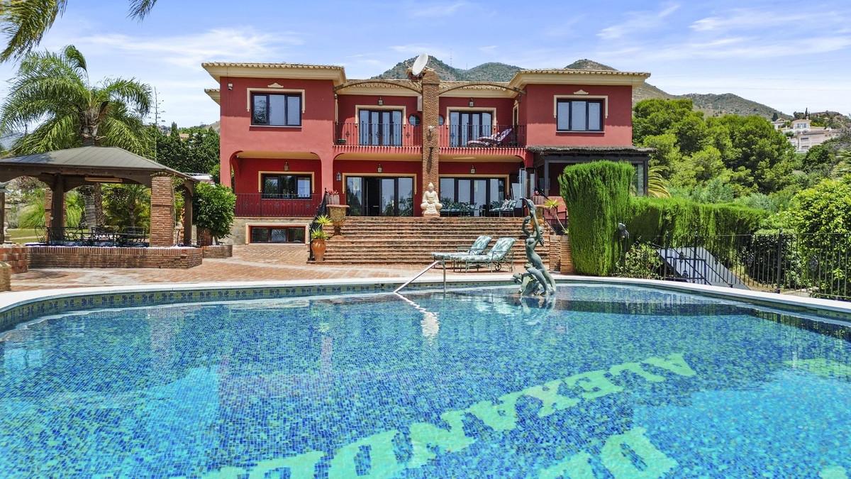 Villa for Sale in Benalmádena