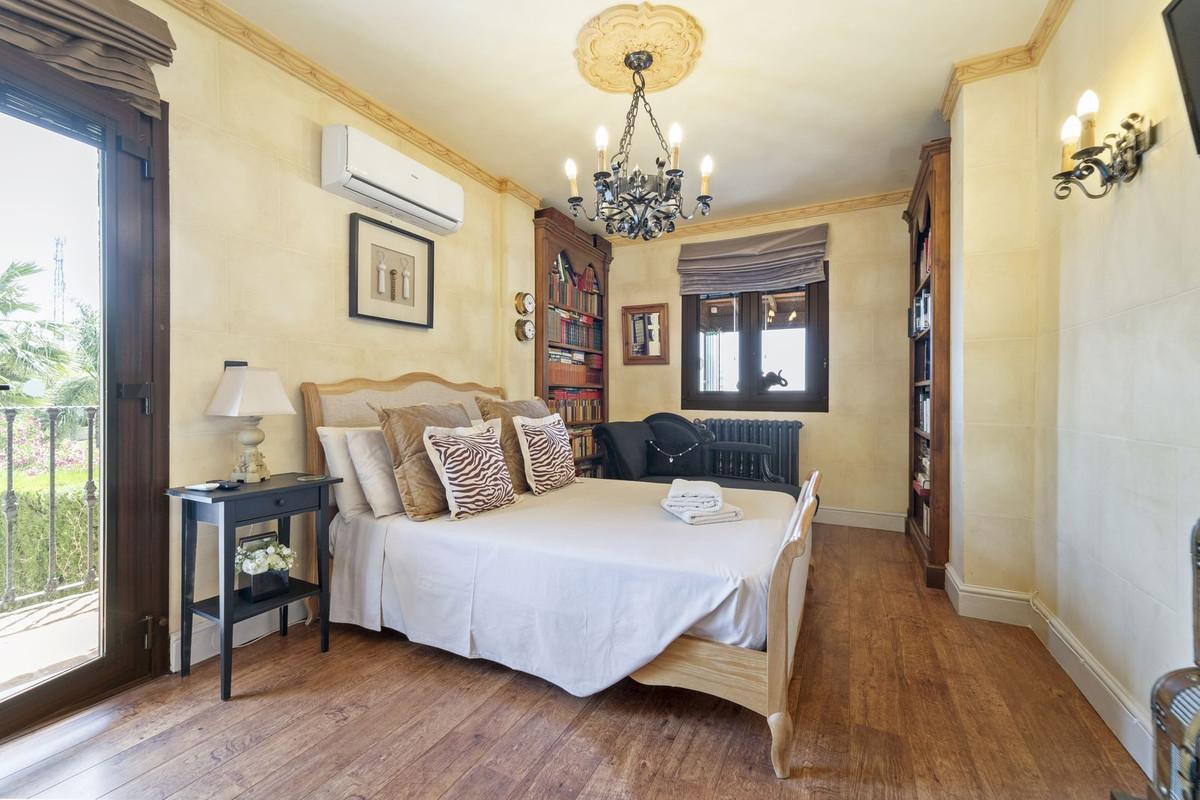 Villa for Sale in Benalmádena