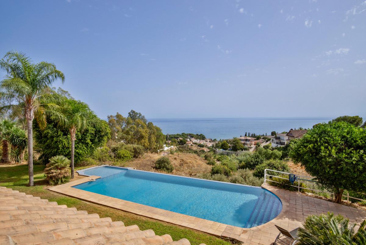 Villa for Sale in Benalmádena