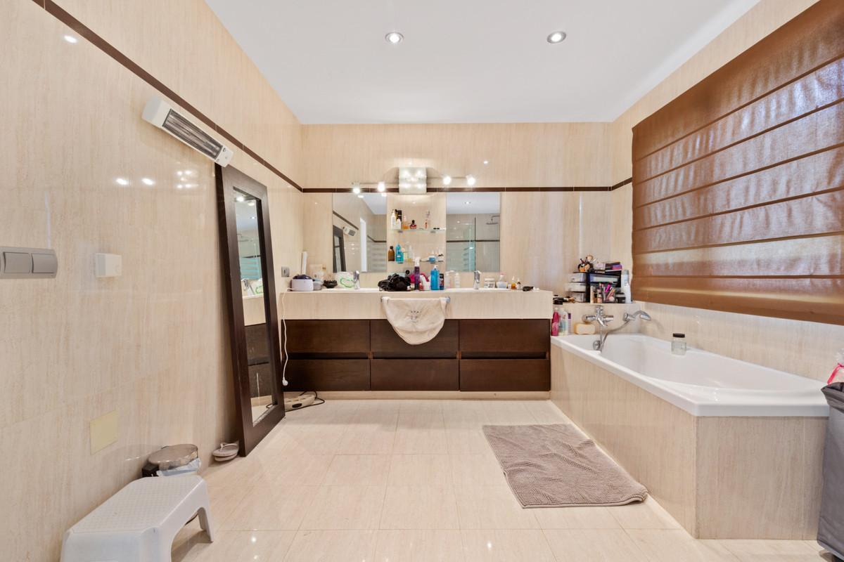 Villa for Sale in Benalmádena