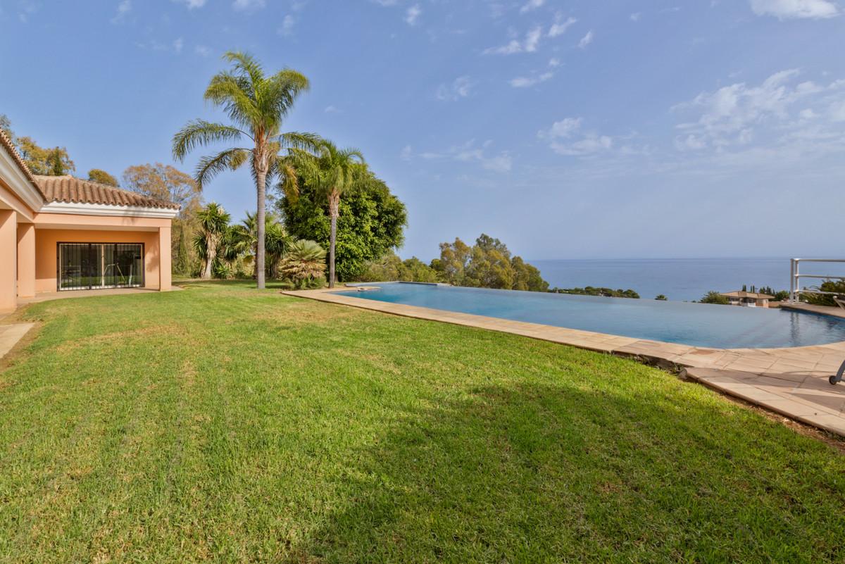 Villa for Sale in Benalmádena