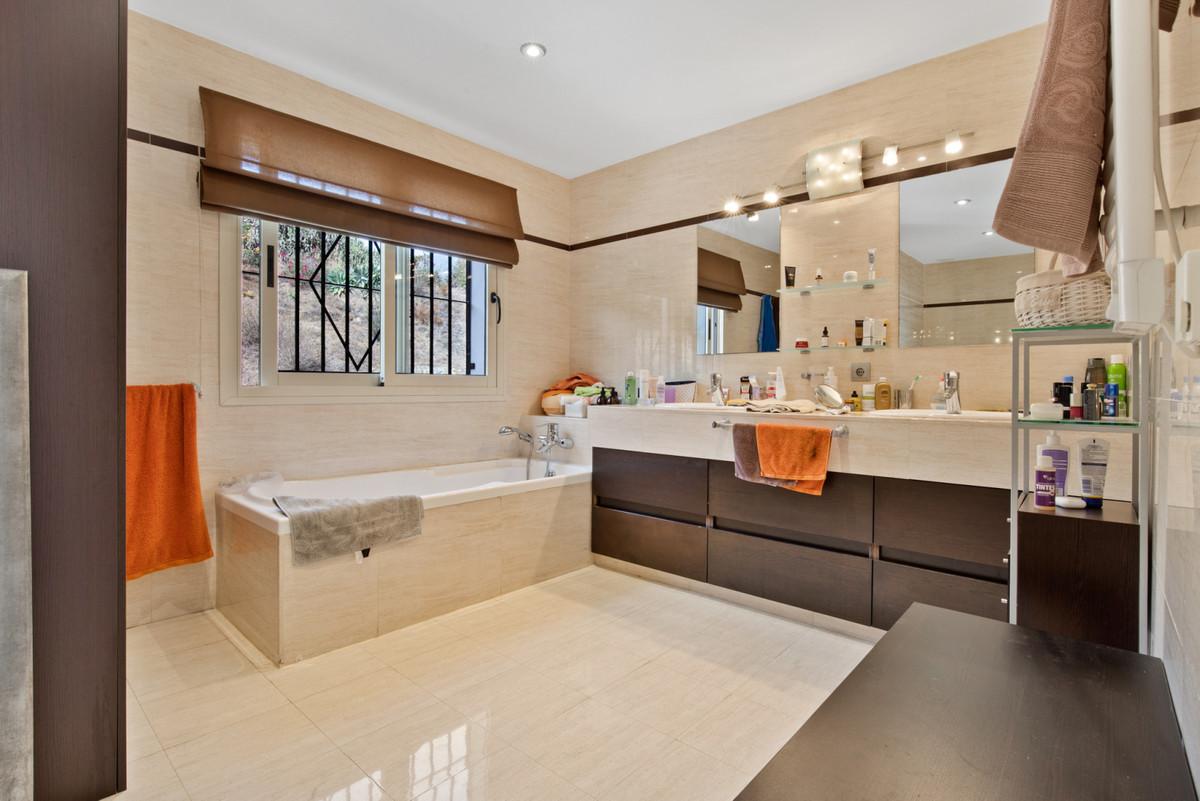 Villa for Sale in Benalmádena
