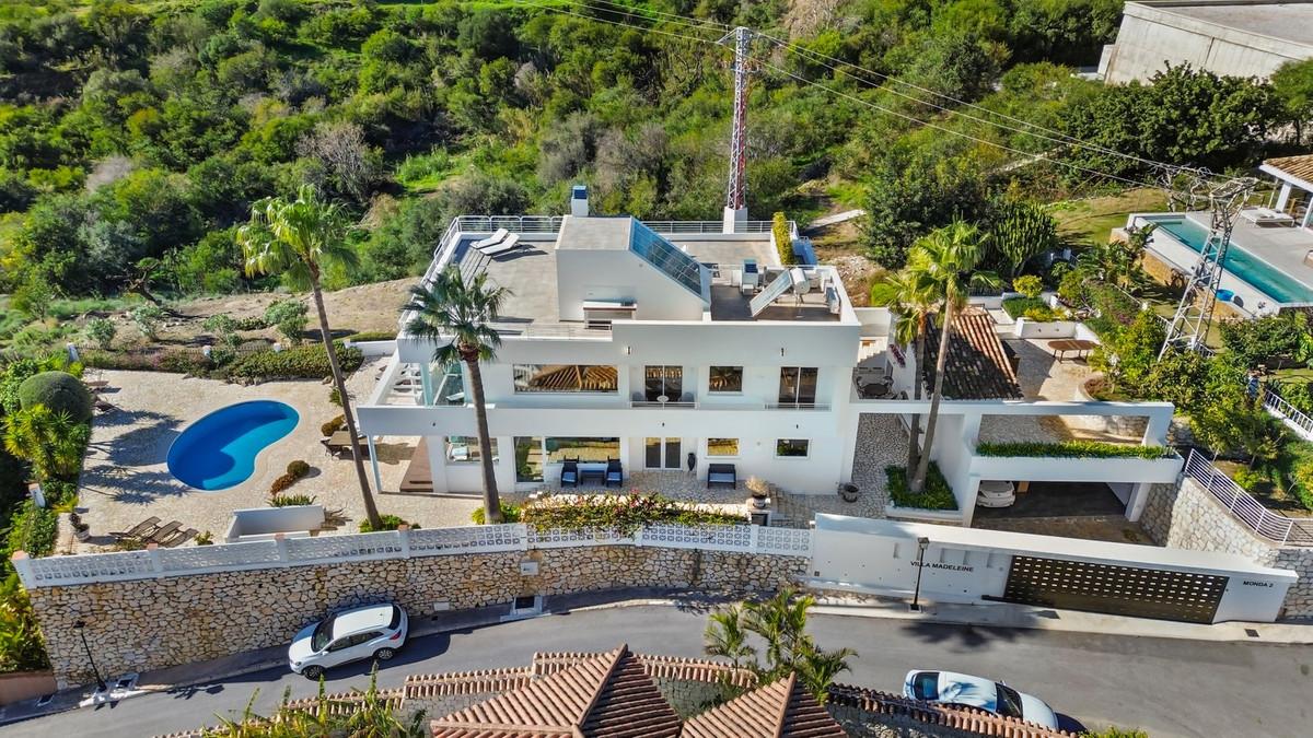Villa for Sale in Benalmádena
