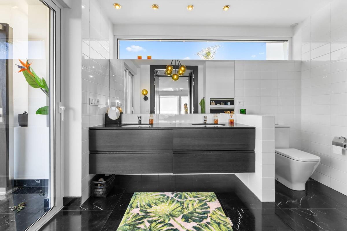 Villa for Sale in Benalmádena