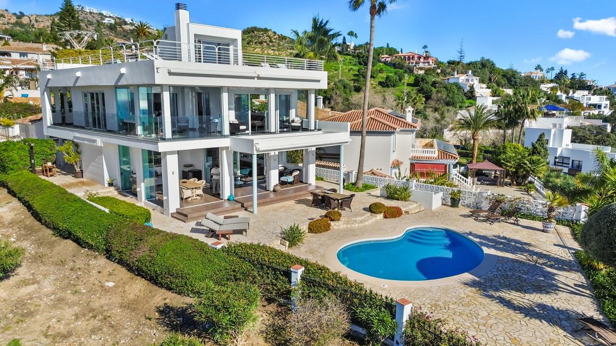 Villa for Sale in Benalmádena