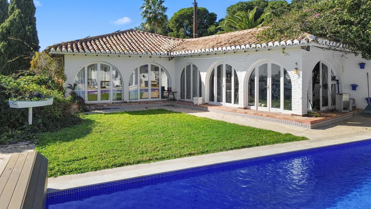 Villa for Sale in Benalmádena