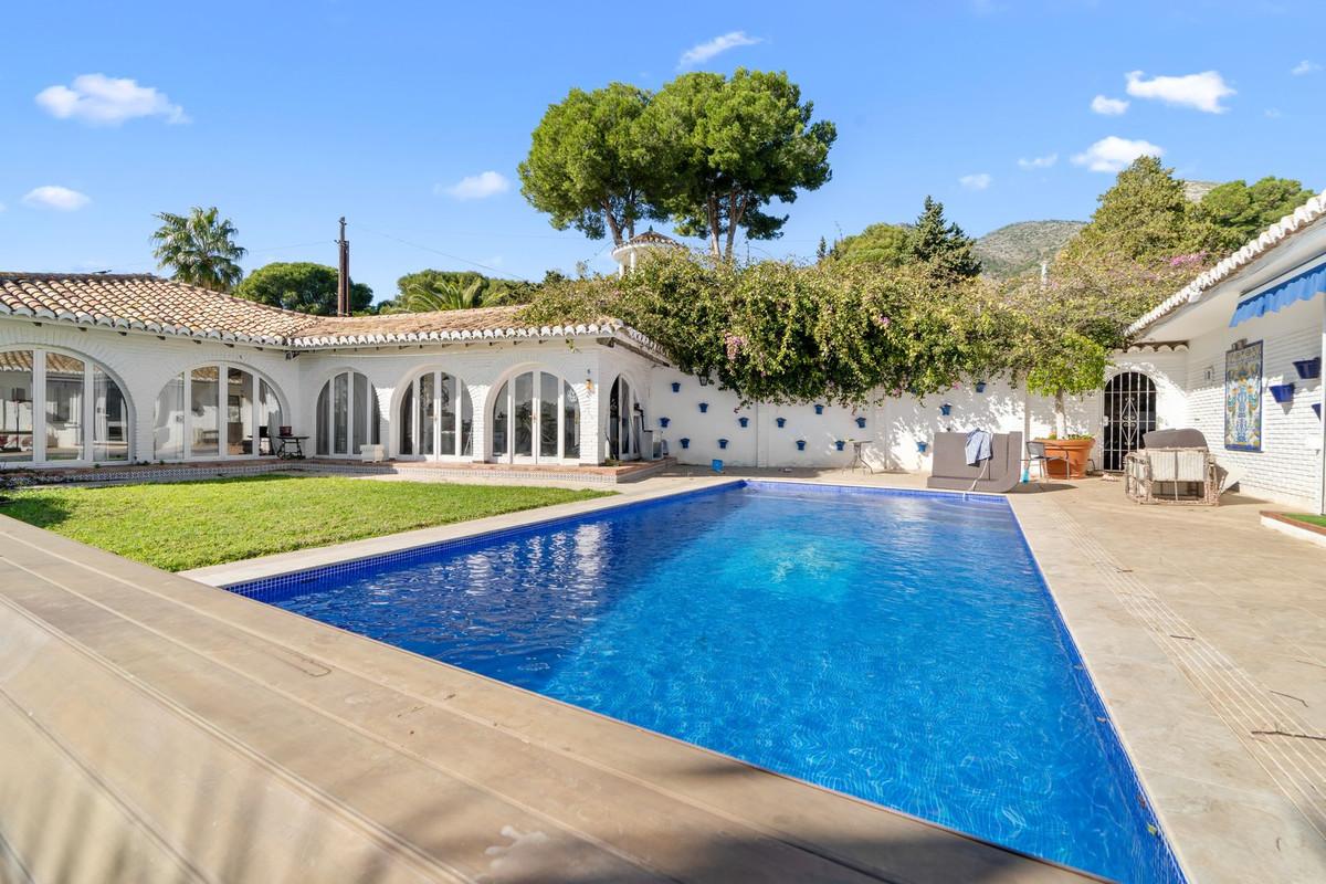 Villa for Sale in Benalmádena